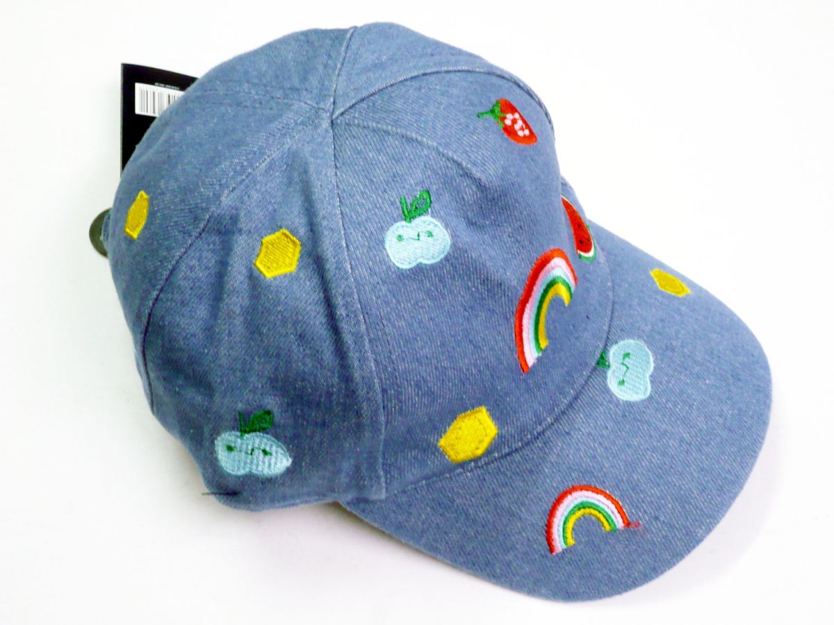 Child’s embroidered denim cap.
(one size)
