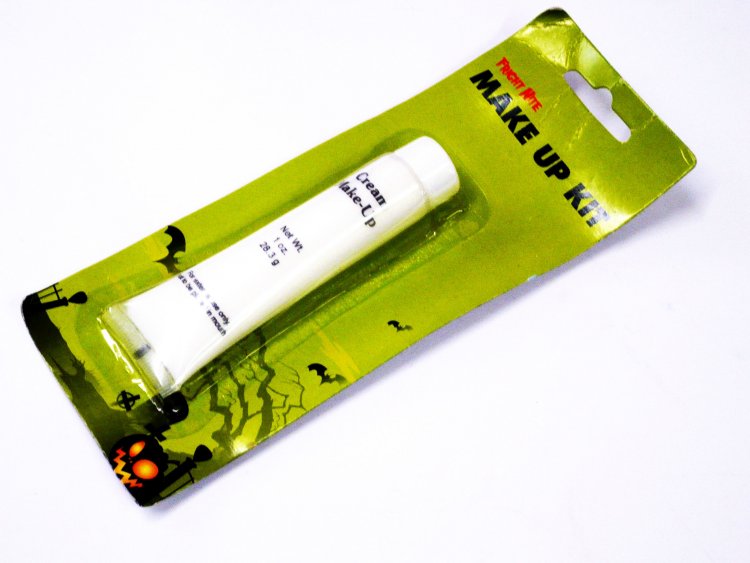 White cream make-up*