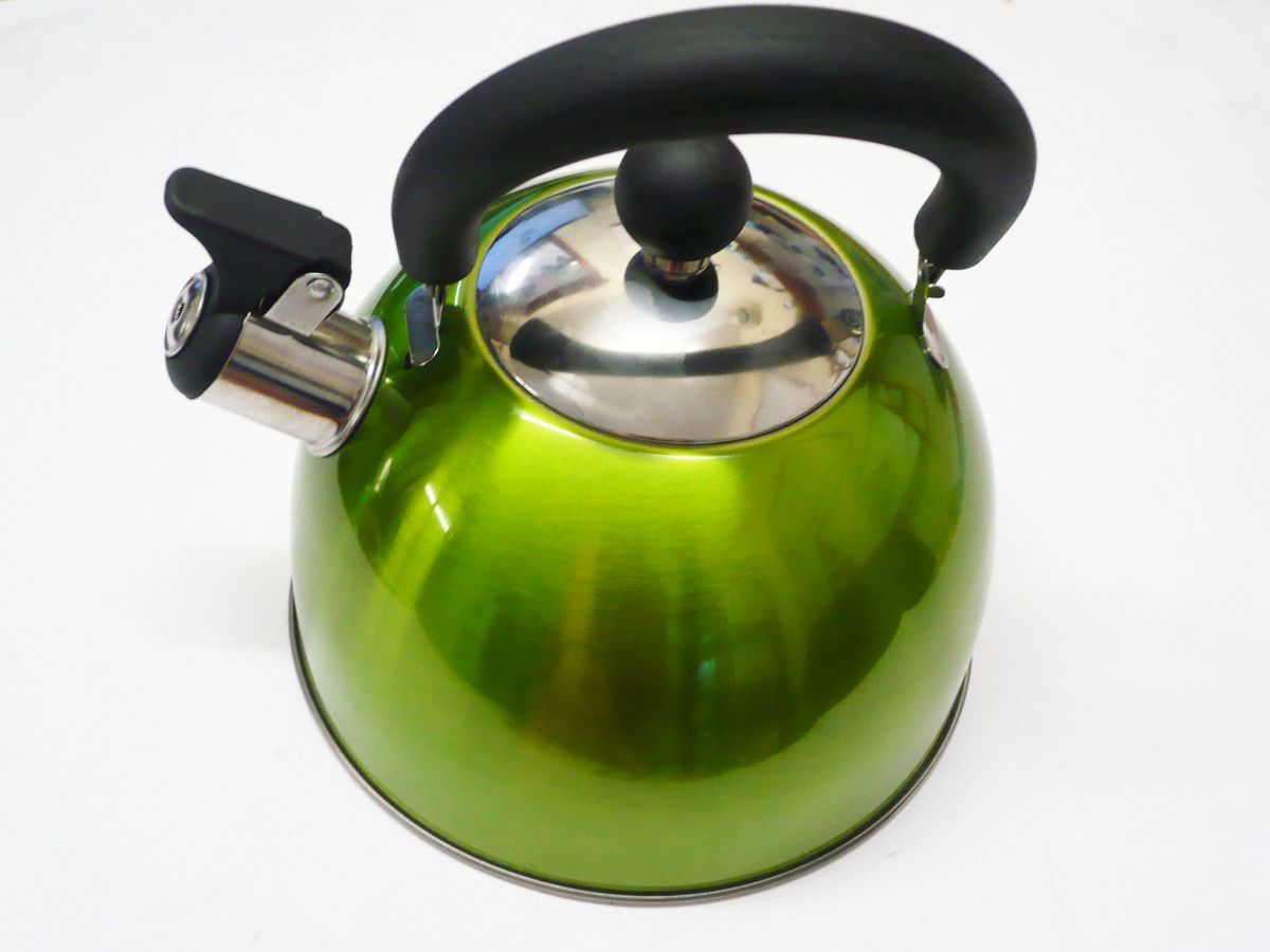 2ltr Green/black boxed whistling kettle.