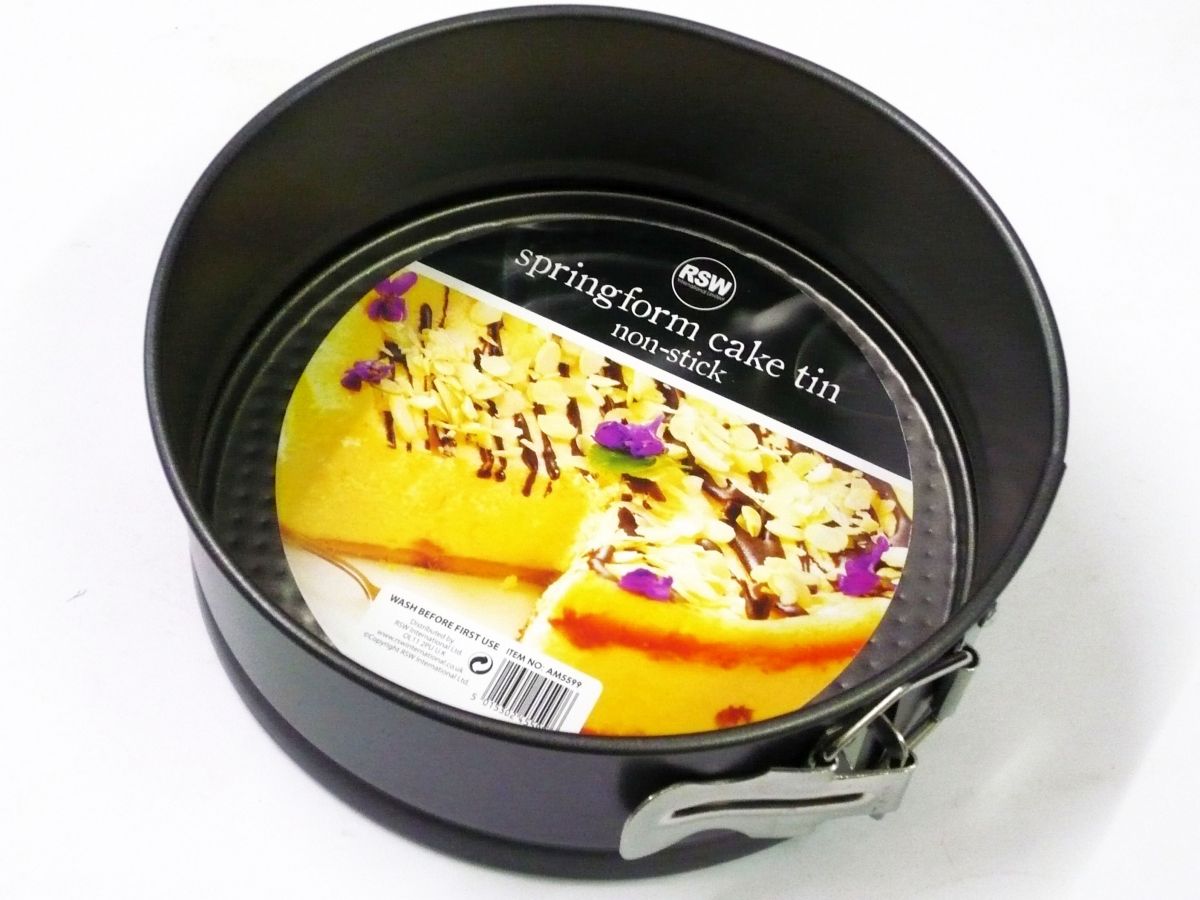 Spring form cake tin (dia 19cm)*