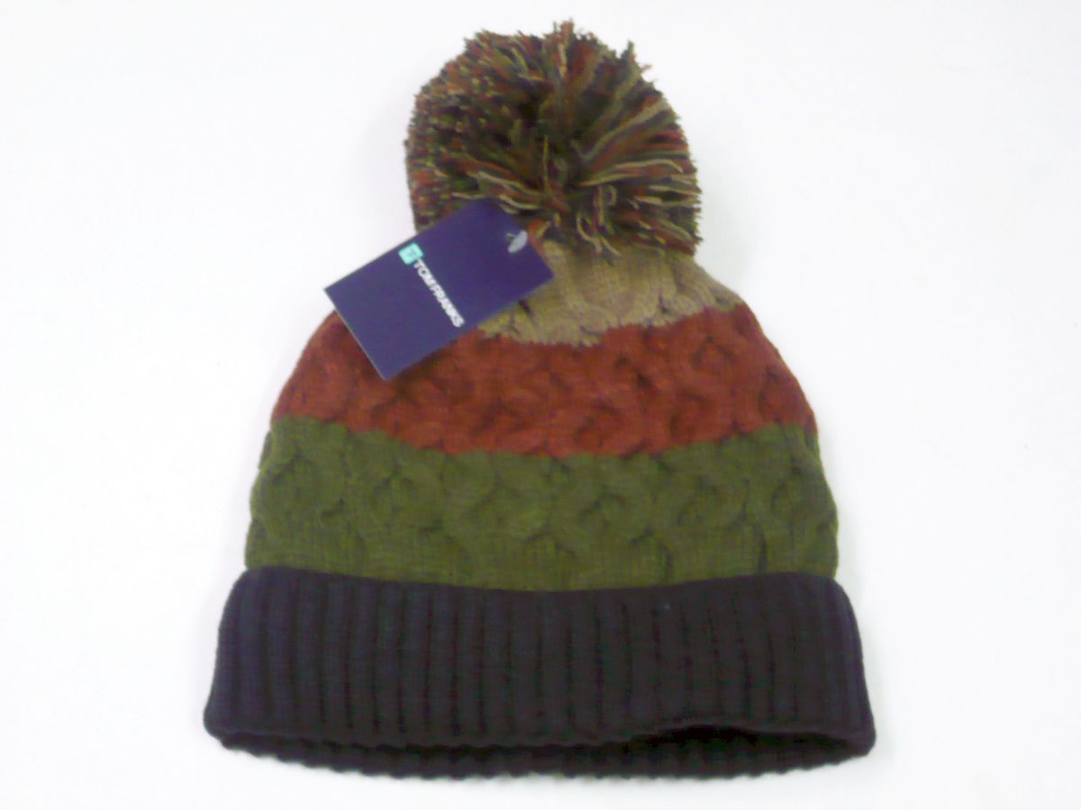 Cable knit hat with bobble.
(one size)