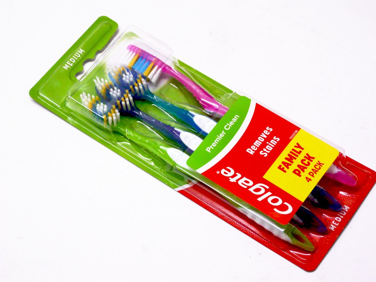 Pack 4, medium Colgate toothbrushes*