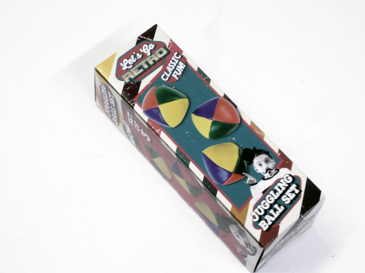 Pkt 3, juggling balls.*